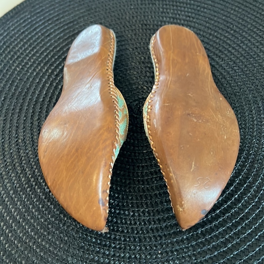 Child’s VINTAGE Turkish slippers - Picture 4 of 4